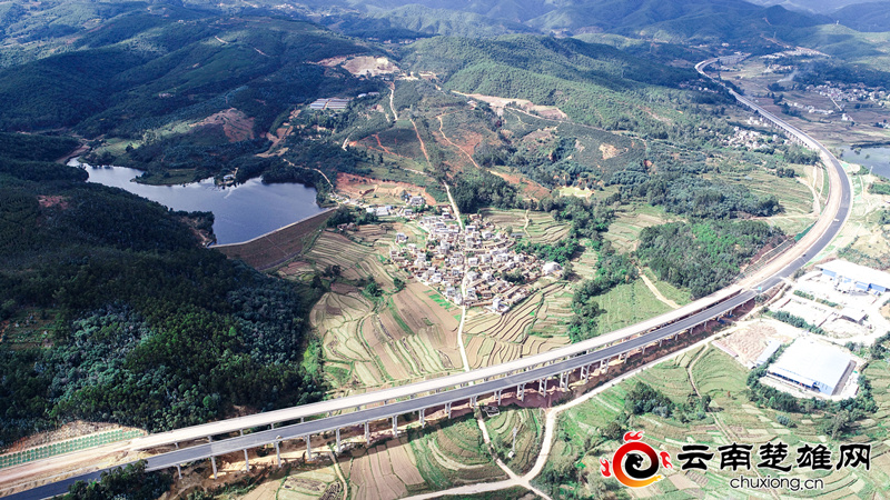 图为楚姚高速公路穿越北山寺水库和龙虎水库之间,途经最长的桥梁许家