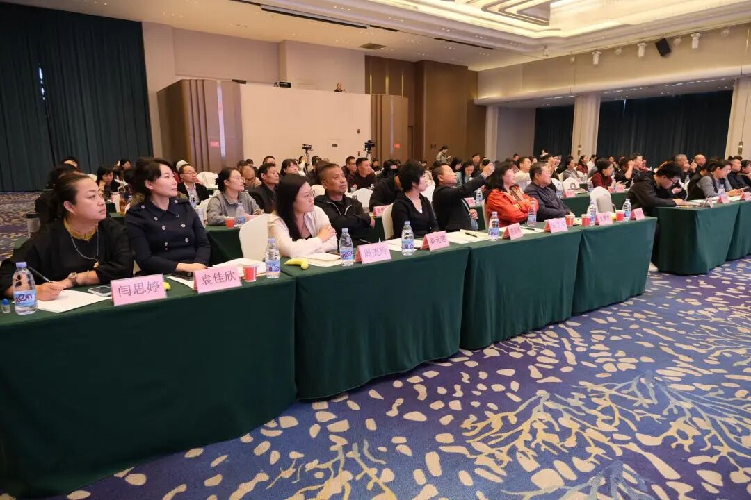 学员专心聆听课程 图片