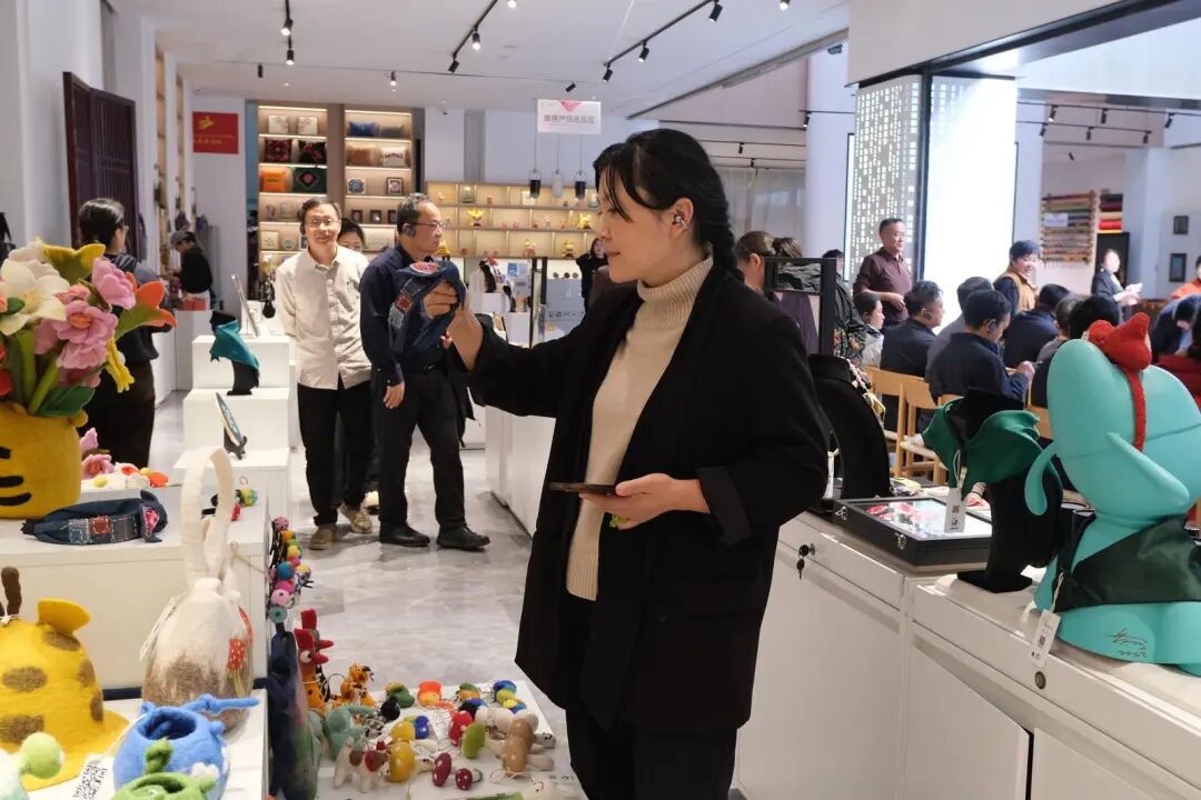 参训人员在楚雄彝绣数字文化产业园・彝绣产品交易中心参观学习 图片