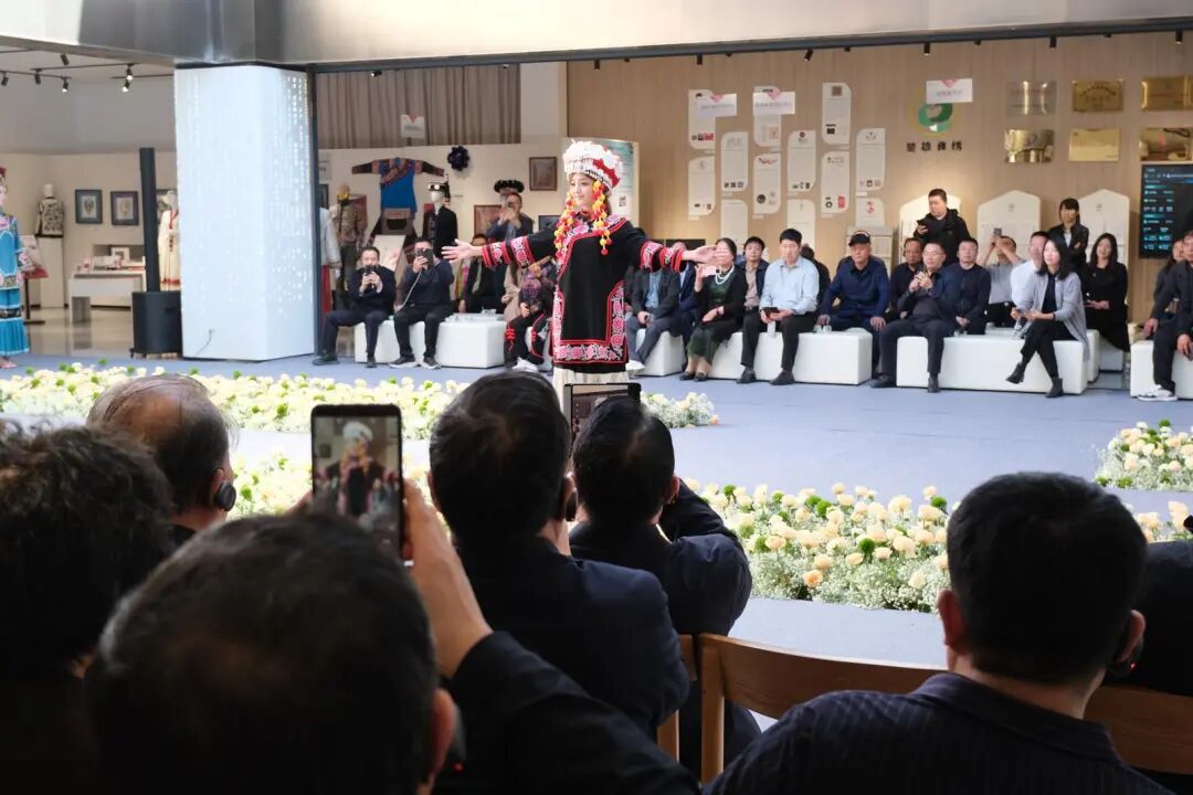 参训人员观看彝绣T台秀 图片