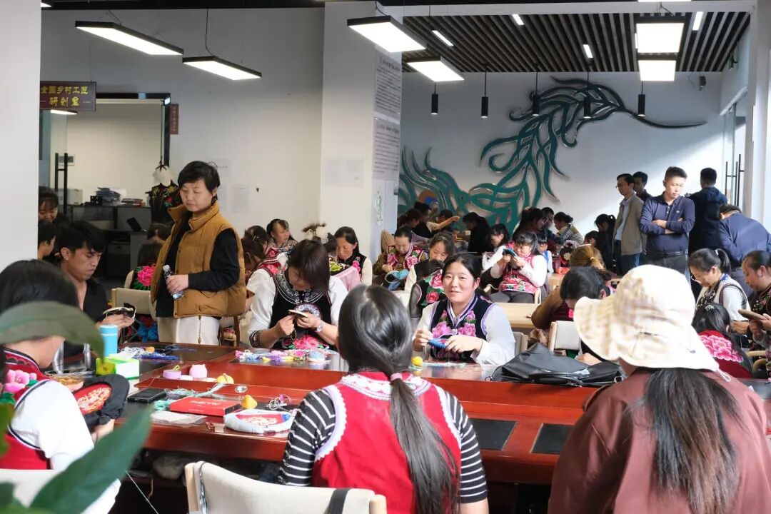 参训学员在南华县七彩彝绣公司车间参观学习 图片