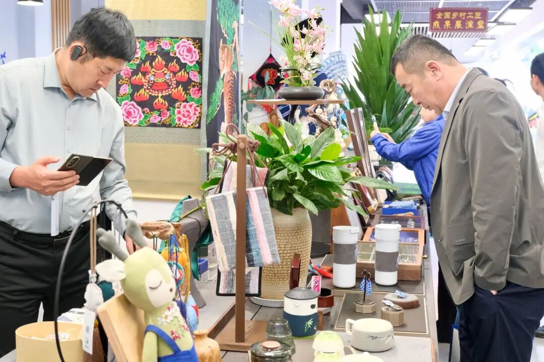 参训学员在南华县七彩彝绣公司产品展厅参观学习 图片