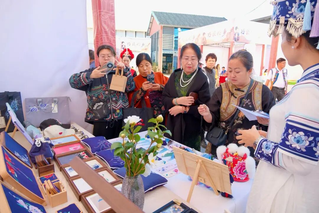 楚雄市PARK观象街乡村工匠集市上的彝绣产品广受关注 图片