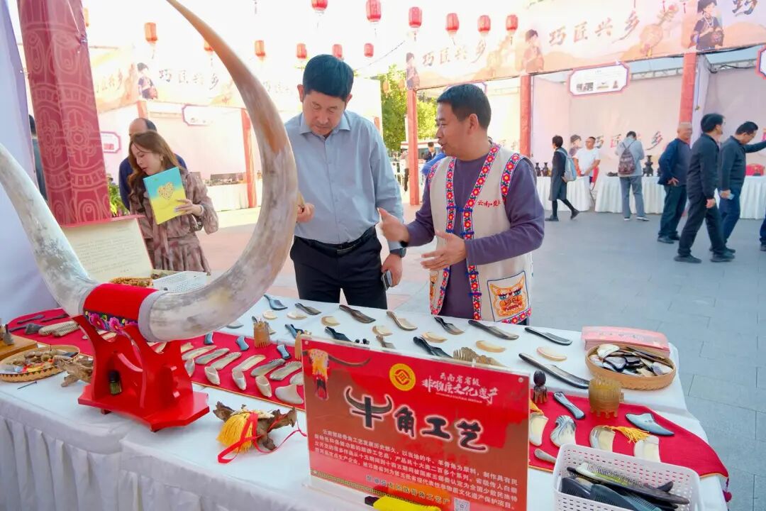 楚雄市PARK观象街乡村工匠集市上的手工艺品备受青睐 图片
