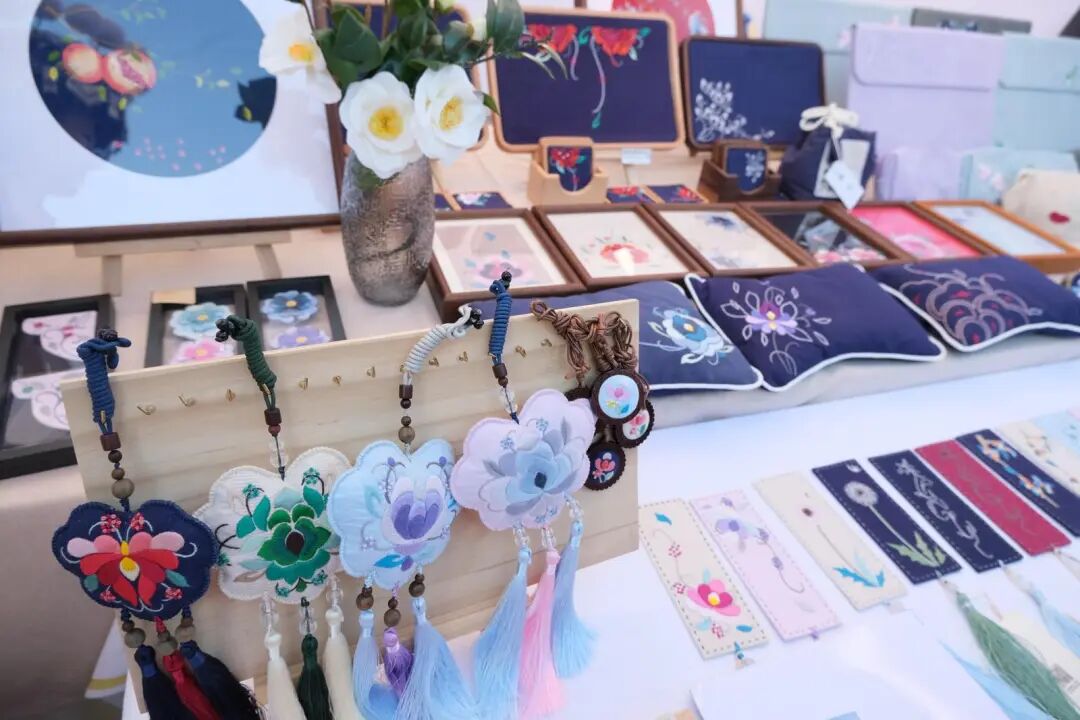 楚雄市PARK观象街乡村工匠集市上的彝绣产品琳琅满目 图片