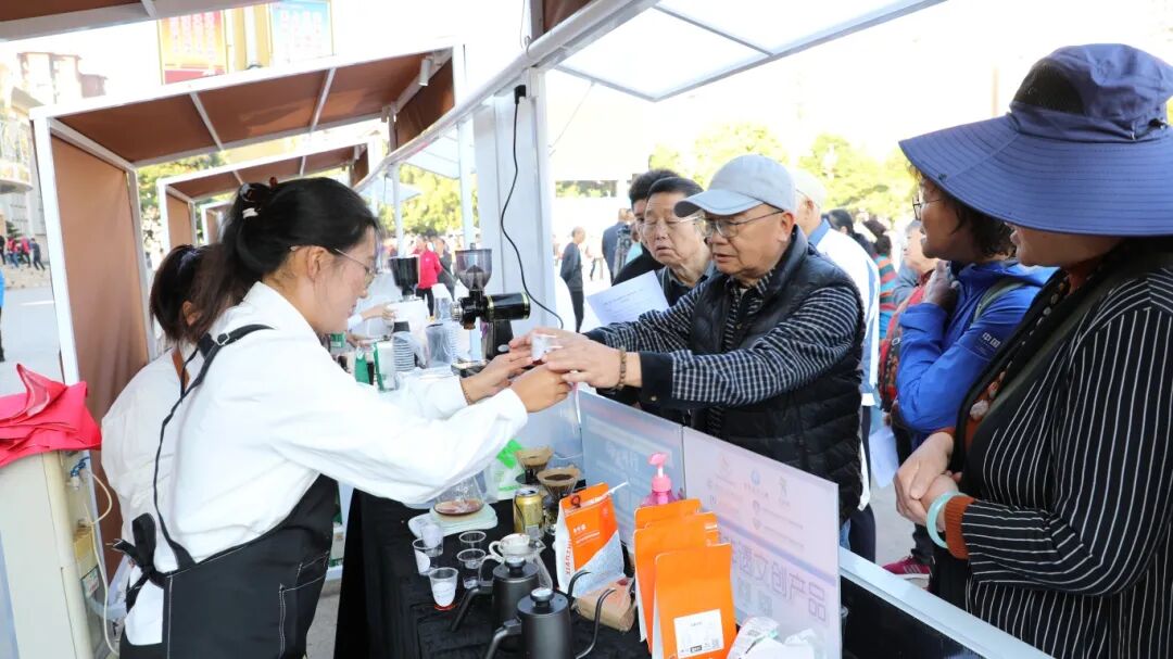 活动现场旅居游客在排队品尝云南小粒咖啡(一).JPG
