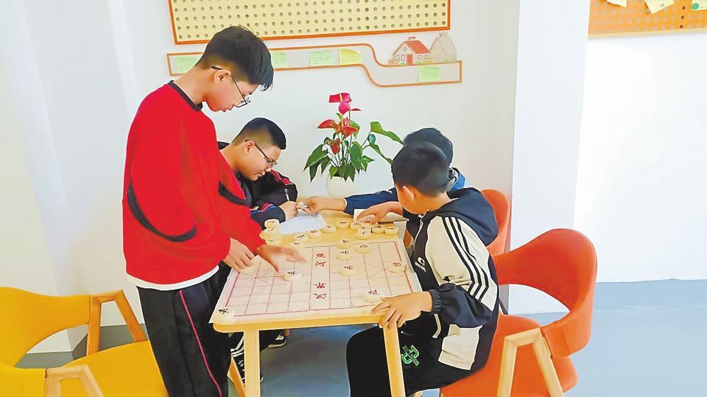 在党群服务中心内开设象棋托管班。