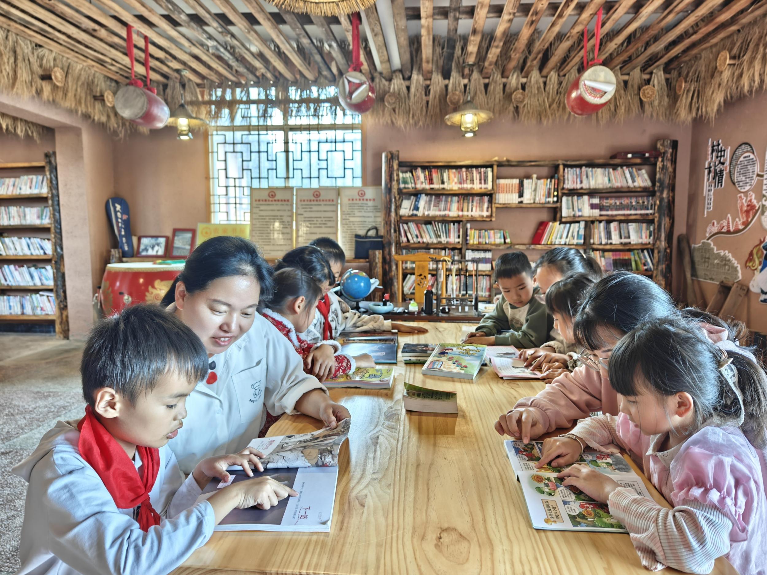 志愿者在农家书屋开展儿童阅读服务活动