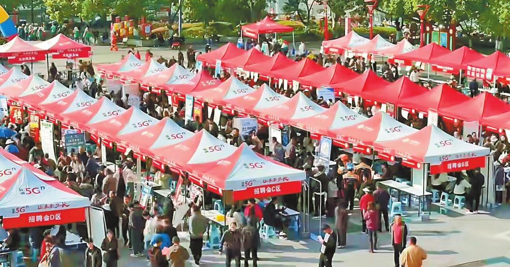 招聘会现场人头攒动。