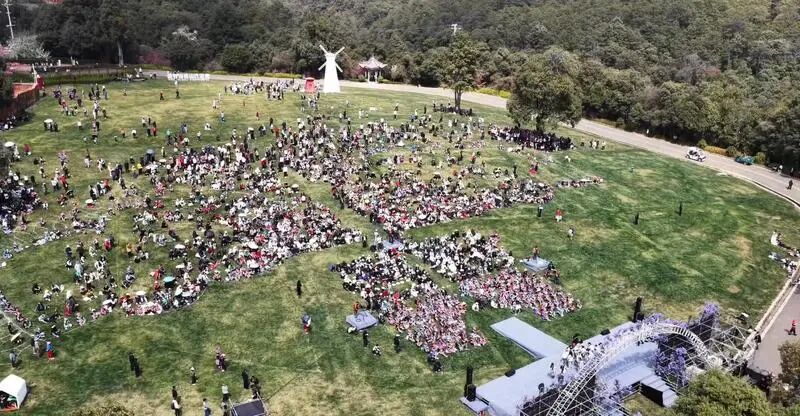 景区游人如织。记者 尹文才 摄 图片