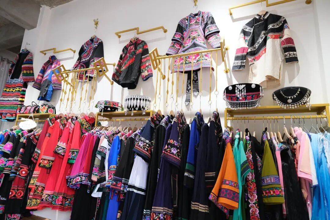 多彩的彝族服饰。李薇薇 摄