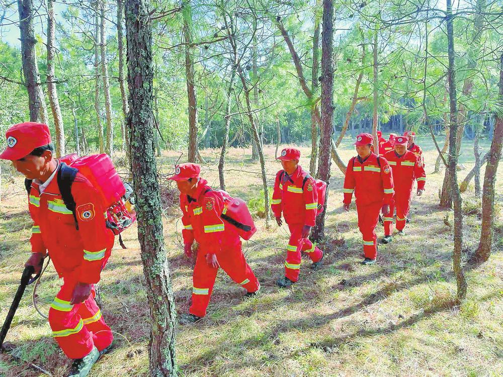 防火队员巡山。