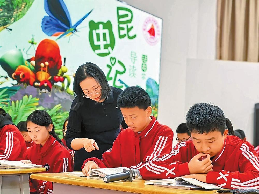 参赛教师指导学生阅读名著。吕瑾 摄