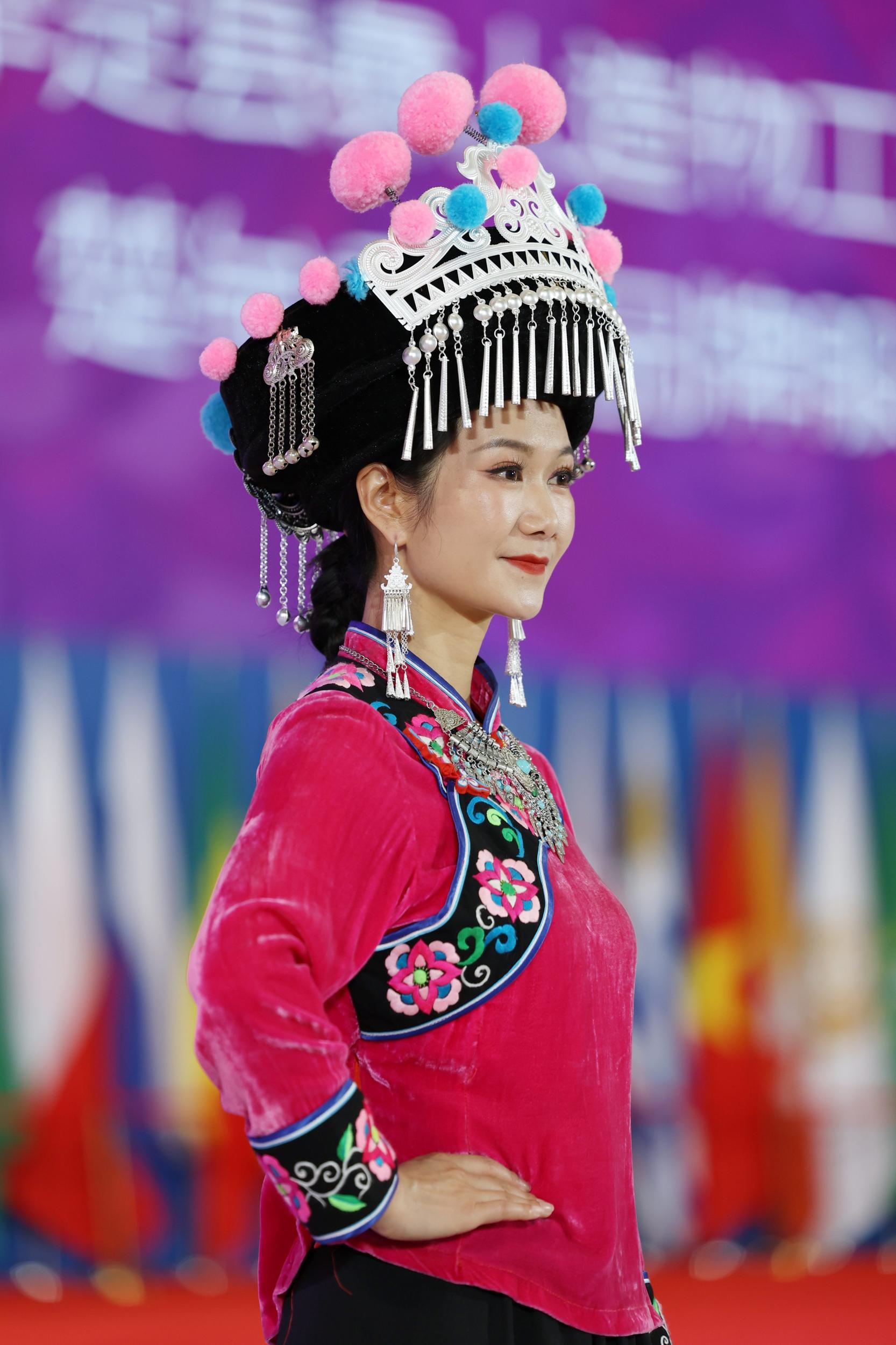 楚牟香绣品牌服装服饰走秀展演 王洪 摄