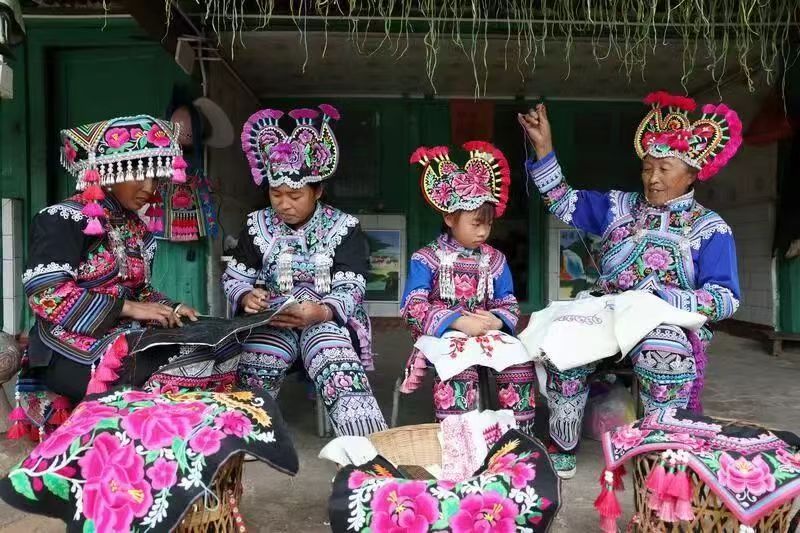 李秀花一家在刺绣。王洪 摄