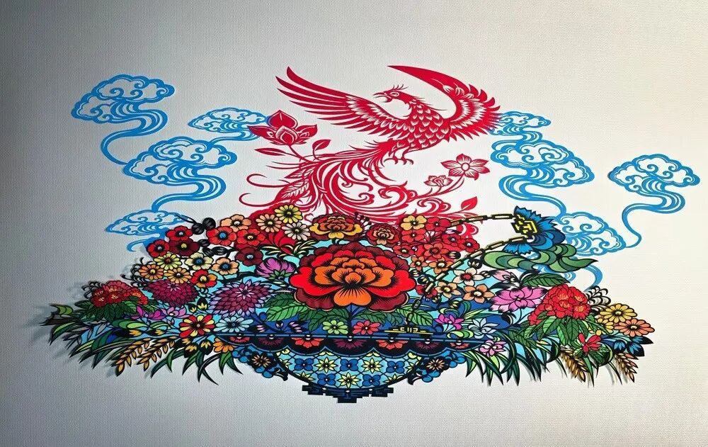 剪纸作品《丹羽衔春揽芳华》