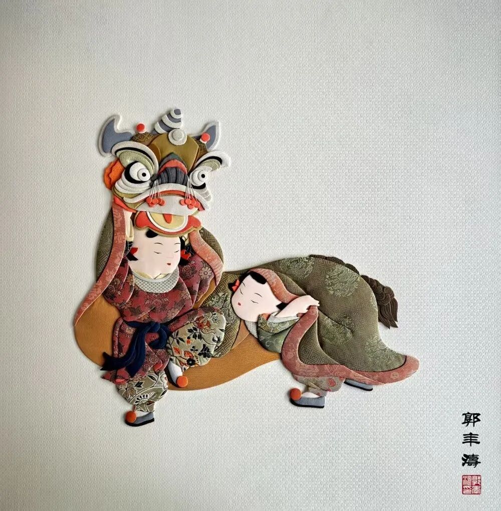 布贴作品《彝山春舞,祥狮献瑞》
