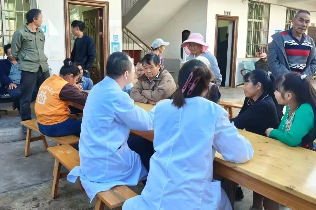山区群众在家门口看上了“专家号”。楚雄州委宣传部 供图