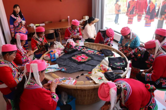 绣娘在彝绣馆绣花